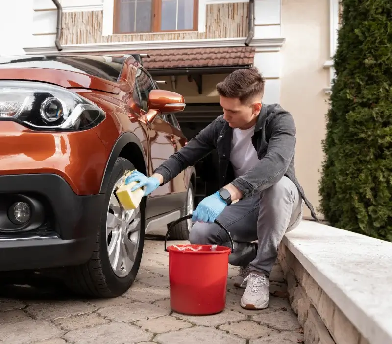 Lavage auto à domicile Venzolasca : professionnel intervenant sur un véhicule